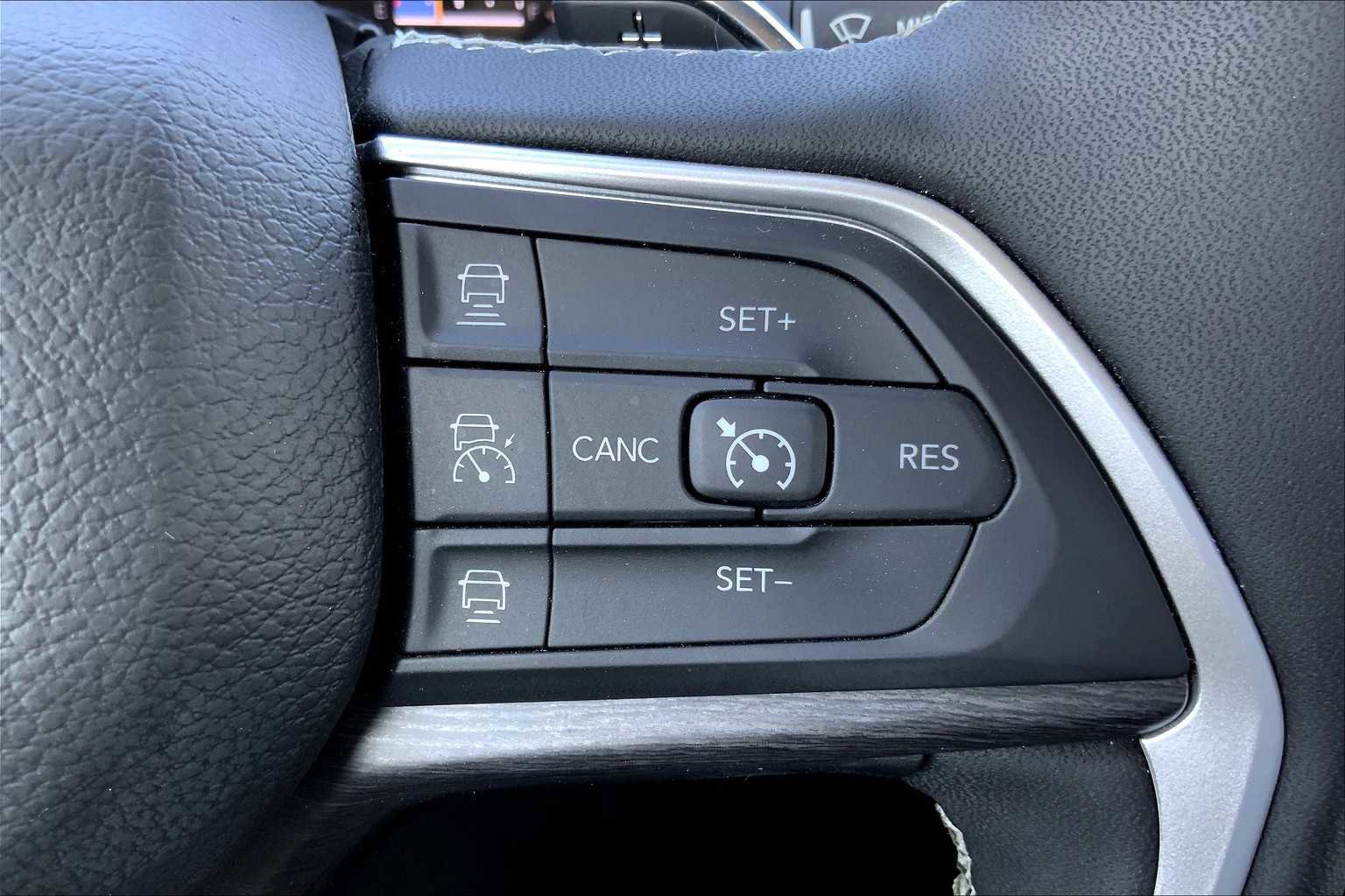 Used 2024 Jeep Grand Cherokee Limited image 22