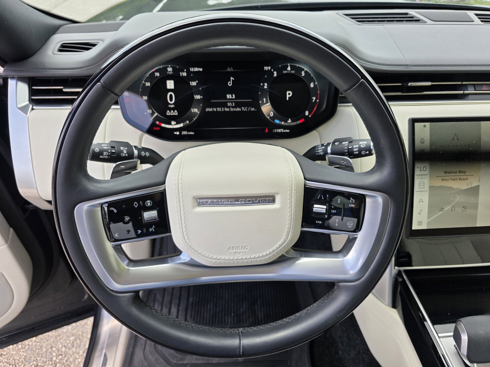 Certified 2025 Land Rover Range Rover SE image 17