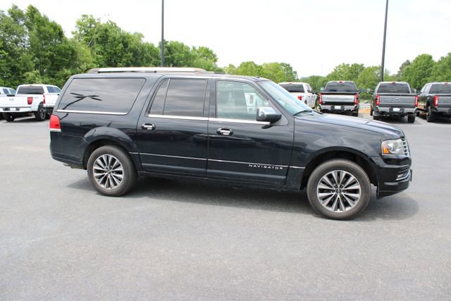 Used 2016 Lincoln Navigator L Select RWD image 7