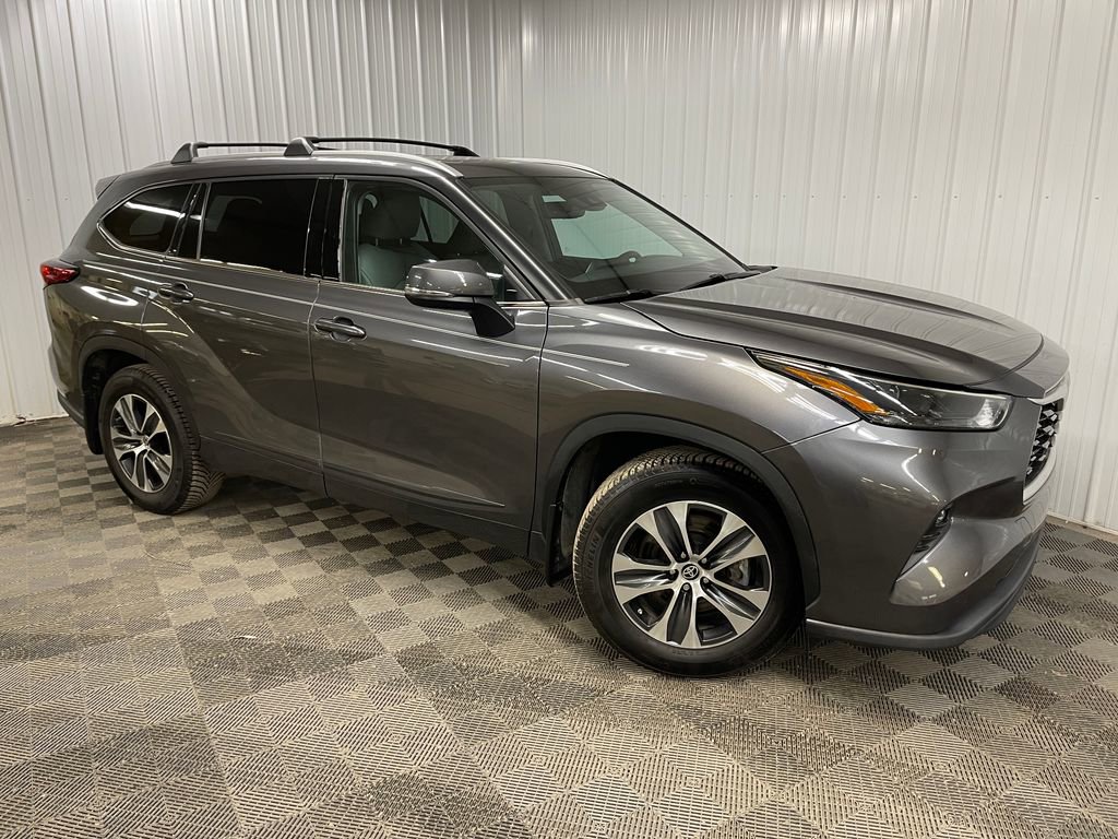 Used 2022 Toyota Highlander XLE image 1