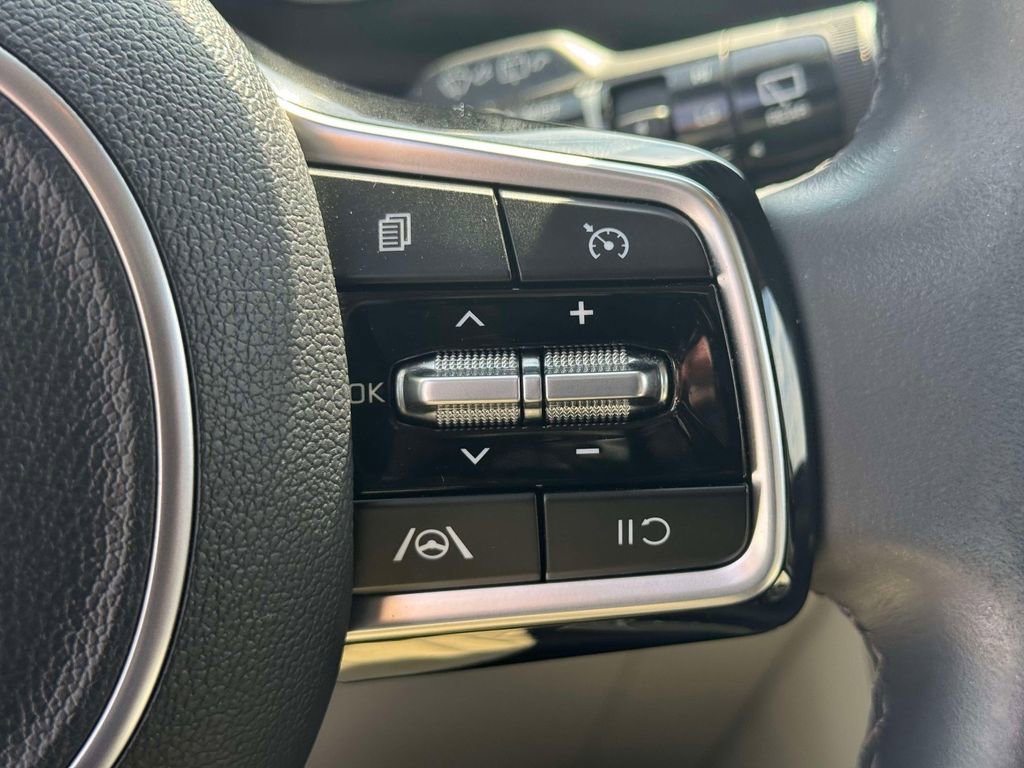 Used 2024 Kia Carnival LX FWD image 21