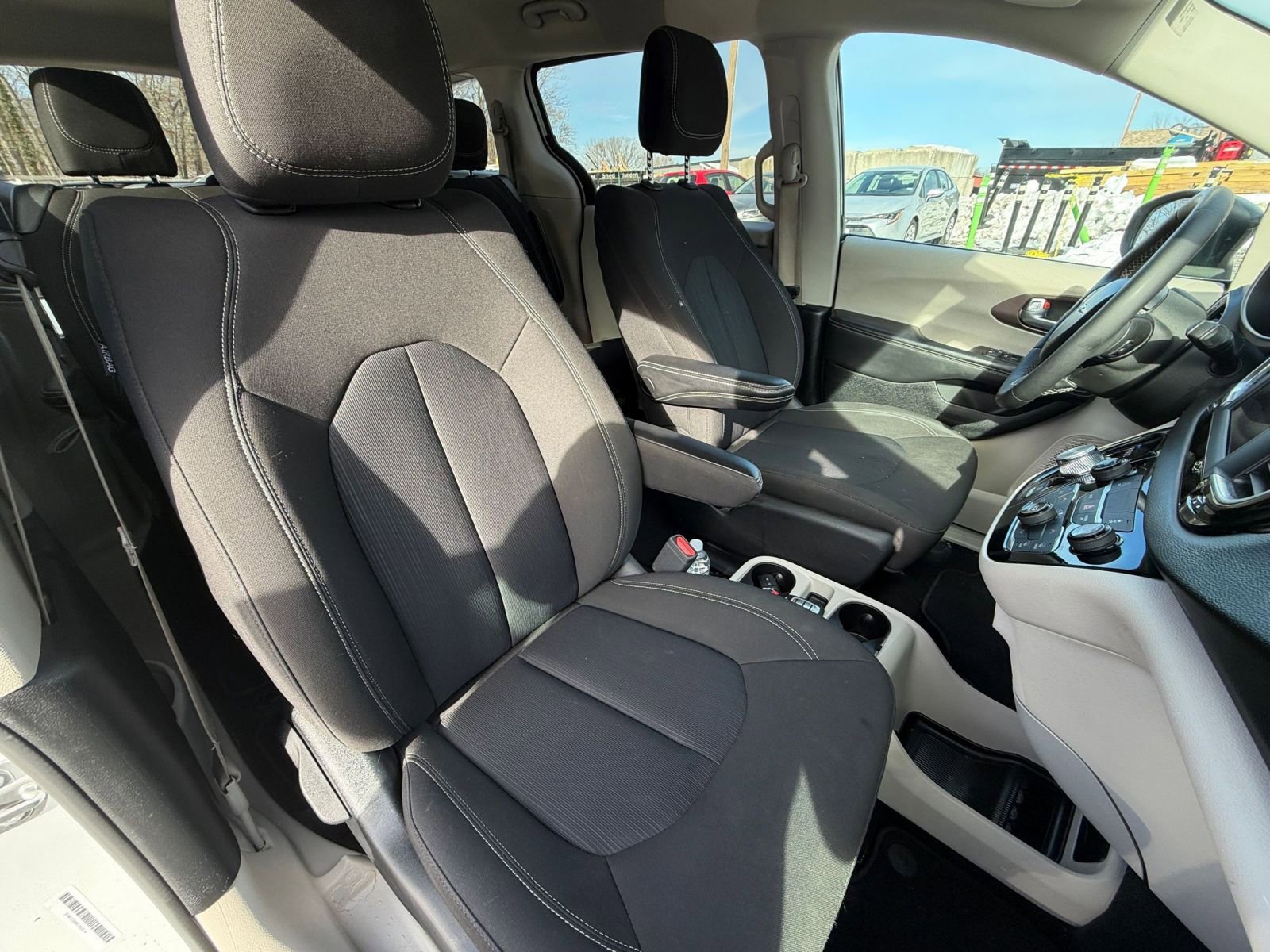 Used 2024 Chrysler Voyager LX image 39