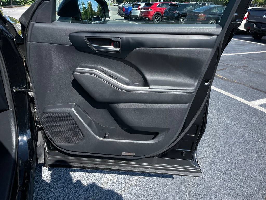 Used 2020 Toyota Highlander XLE FWD image 29