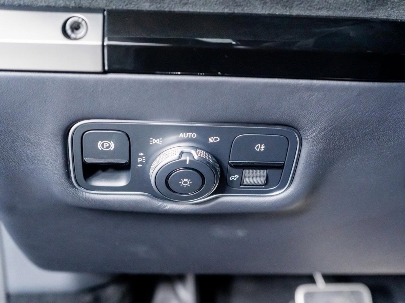 Used 2025 Aston Martin V8 Vantage Coupe image 45