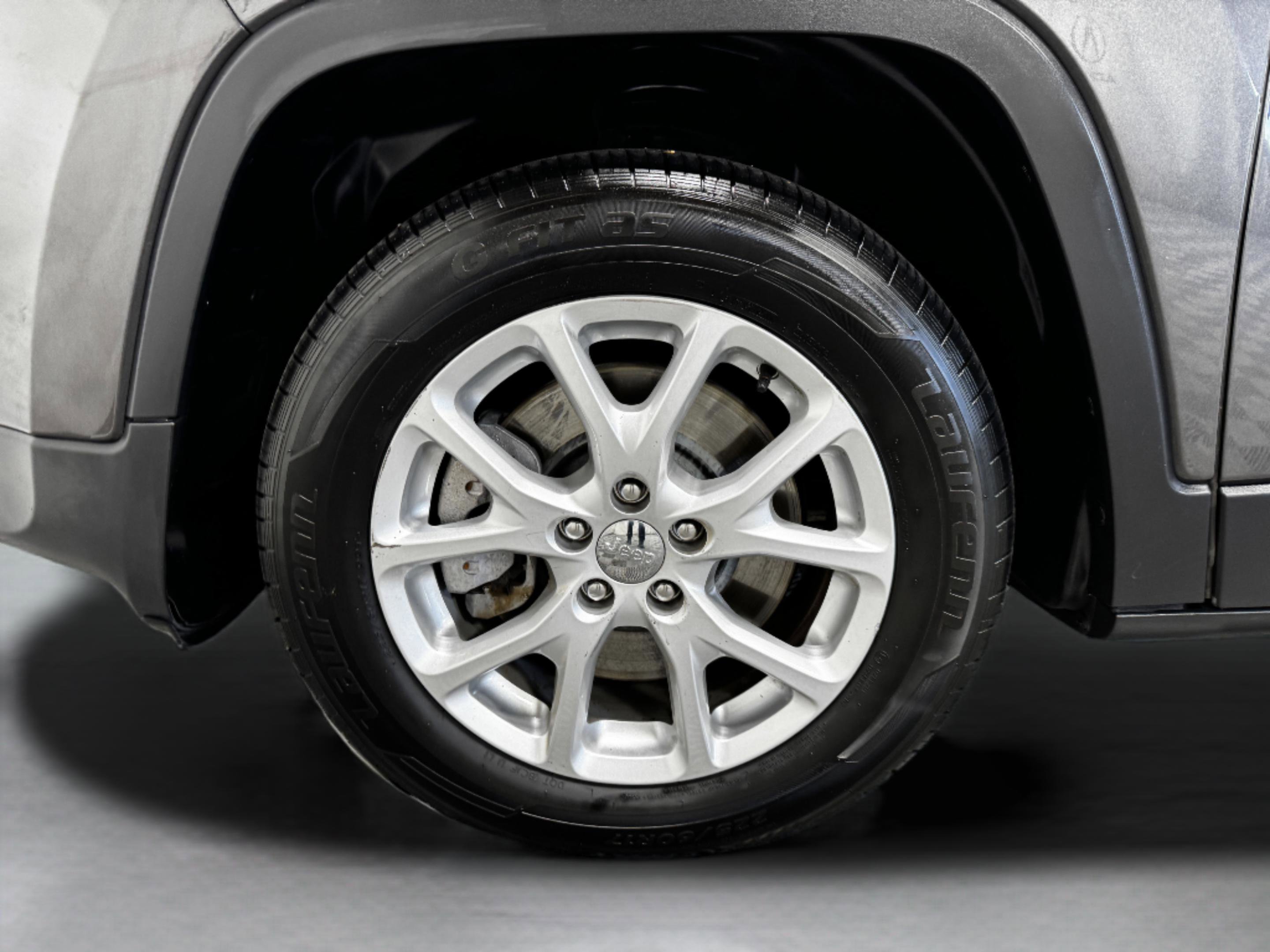 Used 2017 Jeep Cherokee Latitude w/ Safety/Convenience Group FWD image 43