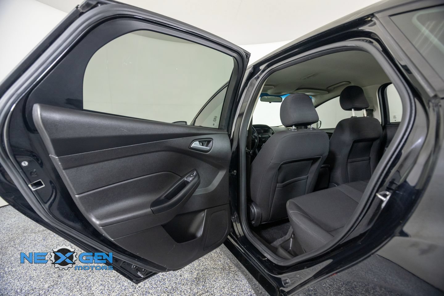 Used 2017 Ford Focus SE w/ SE Sport Package FWD image 23