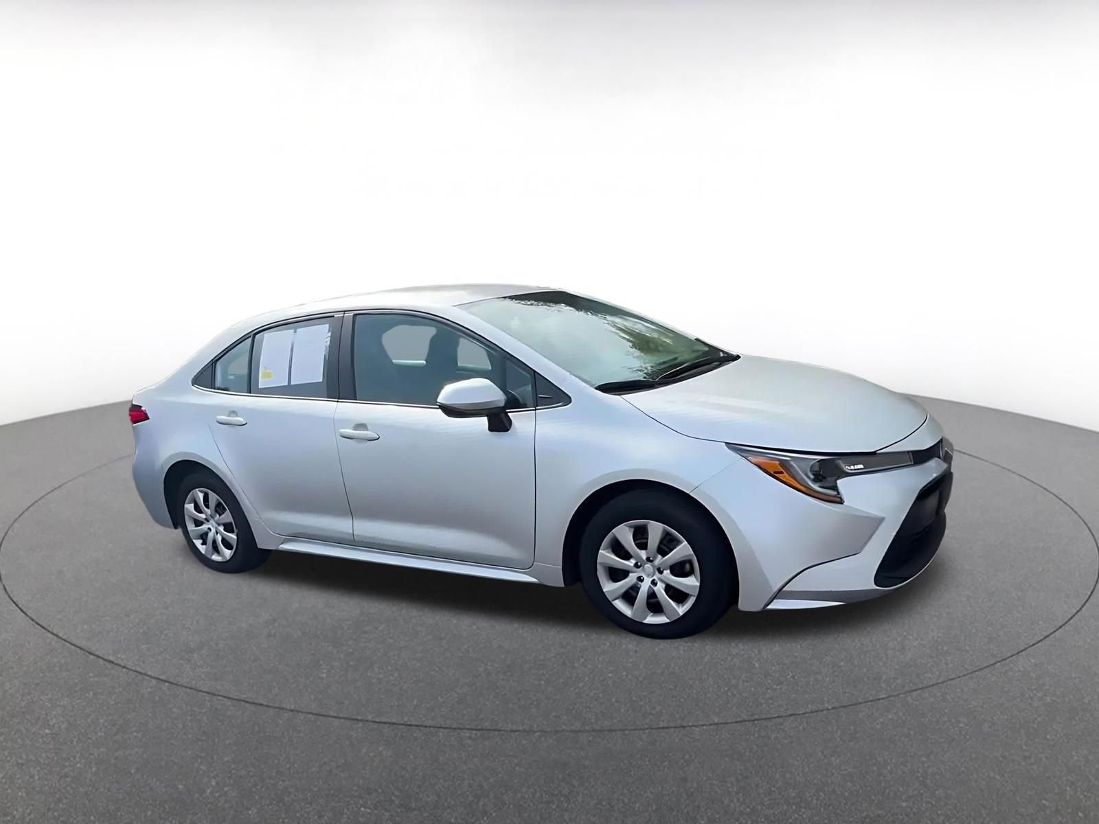 Used 2025 Toyota Corolla LE FWD image 2