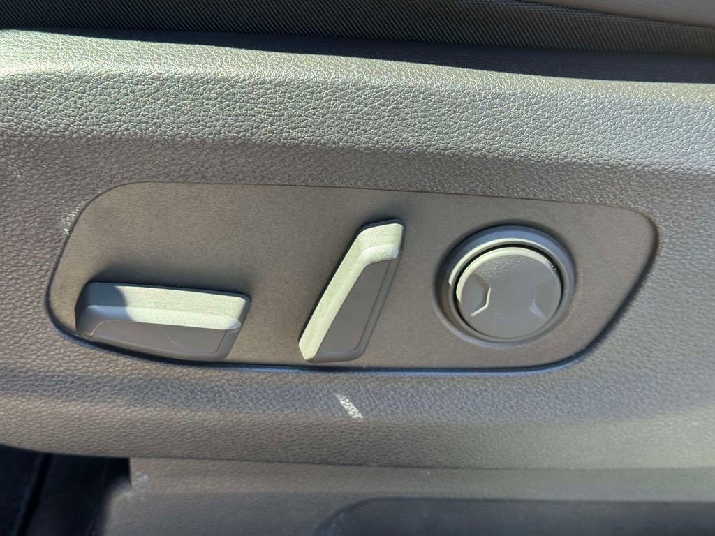 Used 2024 Kia Carnival LX image 17