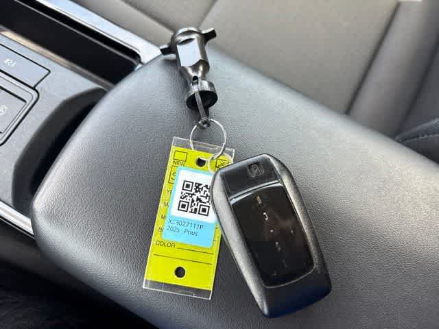 Used 2025 Toyota Prius LE AWD/4WD image 25