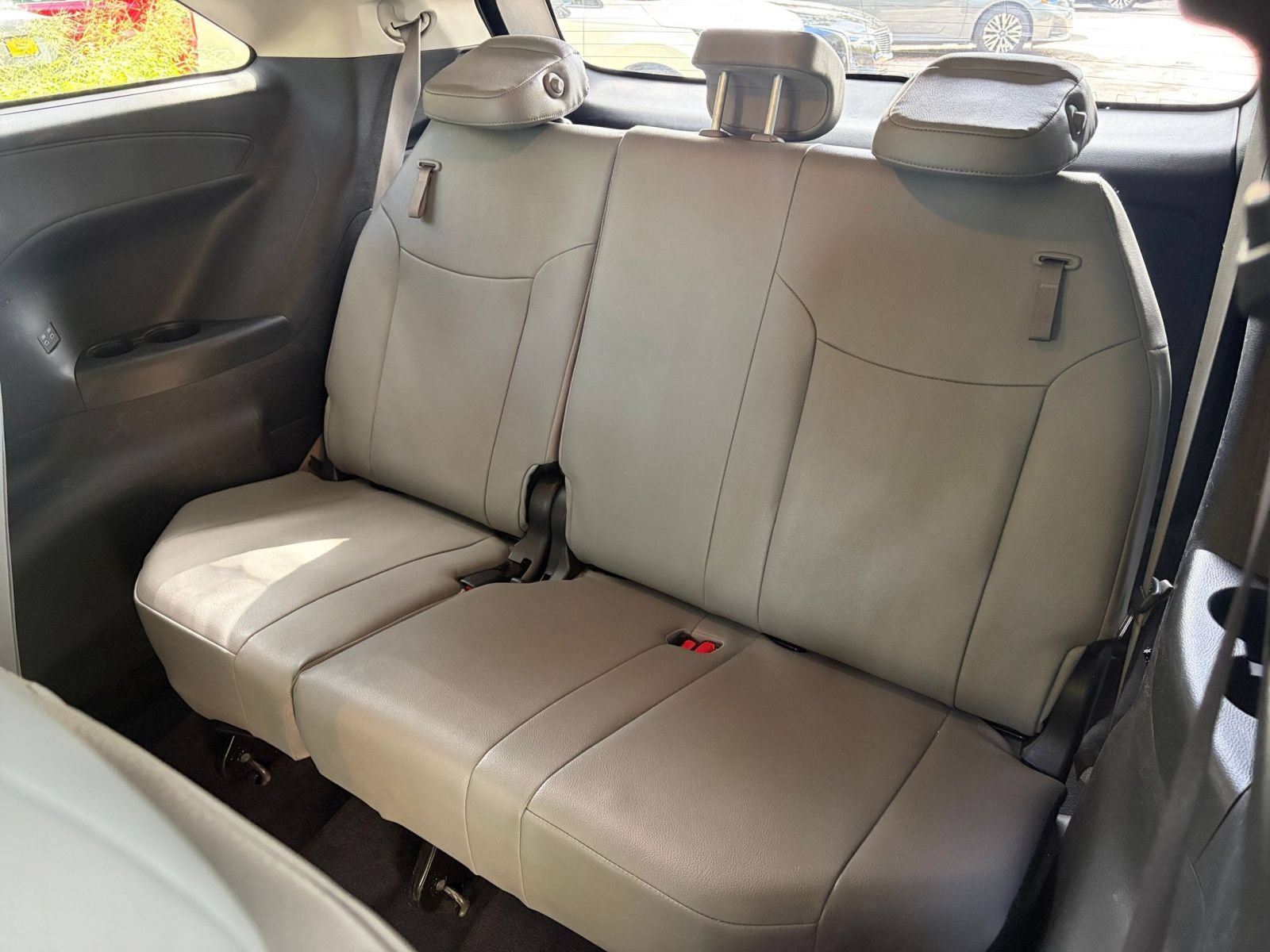 Used 2025 Toyota Sienna XLE FWD image 31