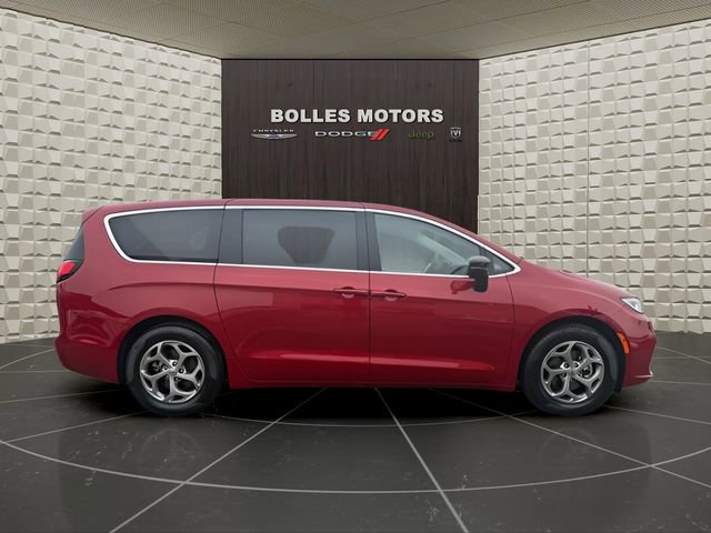 Certified 2024 Chrysler Pacifica Limited image 2