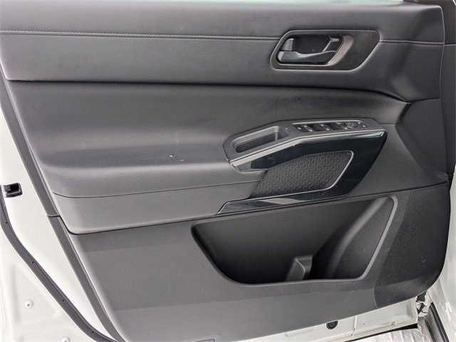 Used 2024 Nissan Pathfinder S image 13