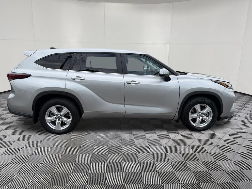 Used 2024 Toyota Highlander LE AWD/4WD image 8