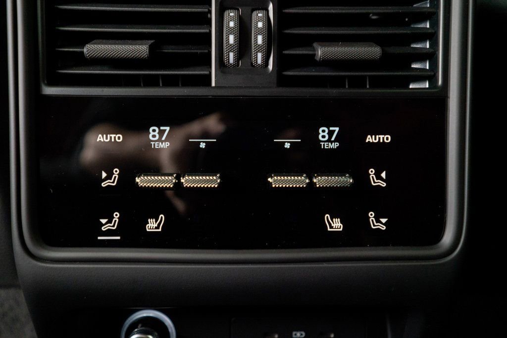 New 2025 Porsche Cayenne Coupe image 40