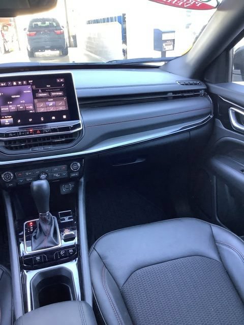 Used 2025 Jeep Compass Trailhawk w/ Trailhawk Convenience Group AWD/4WD image 13