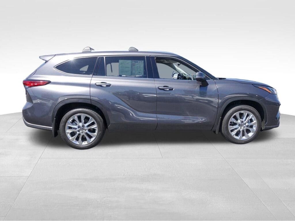 Used 2023 Toyota Highlander Limited image 2