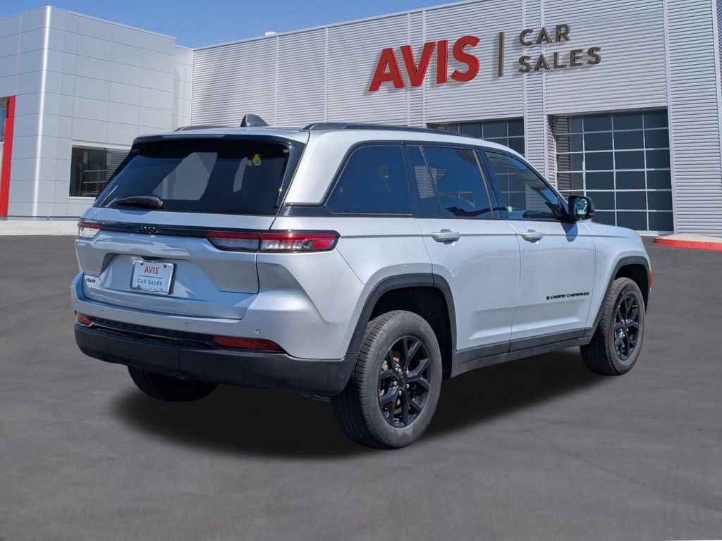 Used 2025 Jeep Grand Cherokee Altitude AWD/4WD image 6
