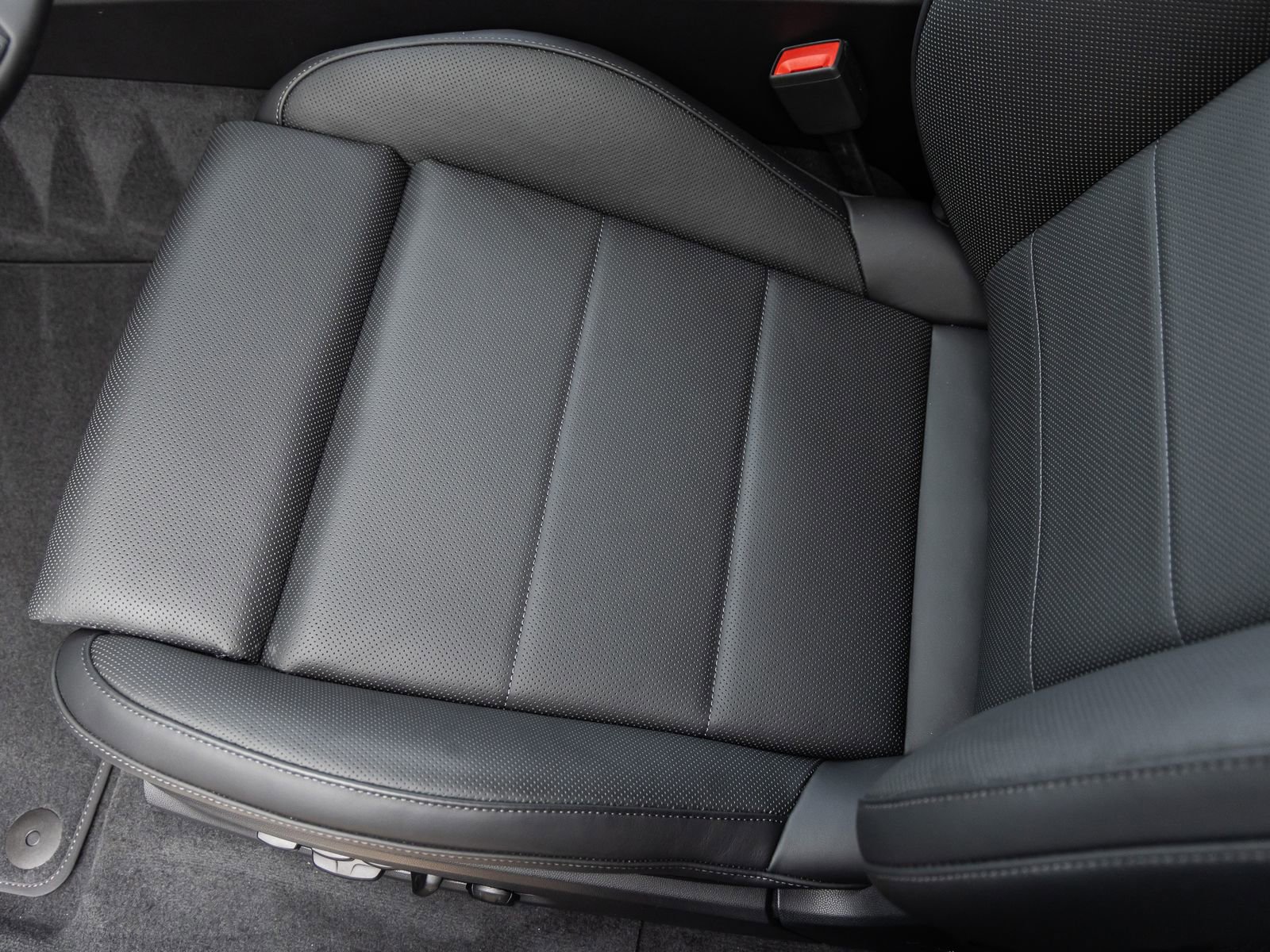 Certified 2025 Porsche Macan Electric image 23