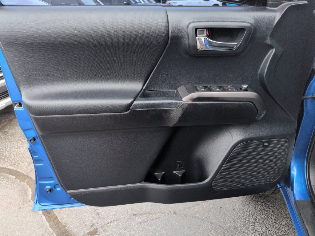 Used 2017 Toyota Tacoma TRD Sport AWD/4WD image 10