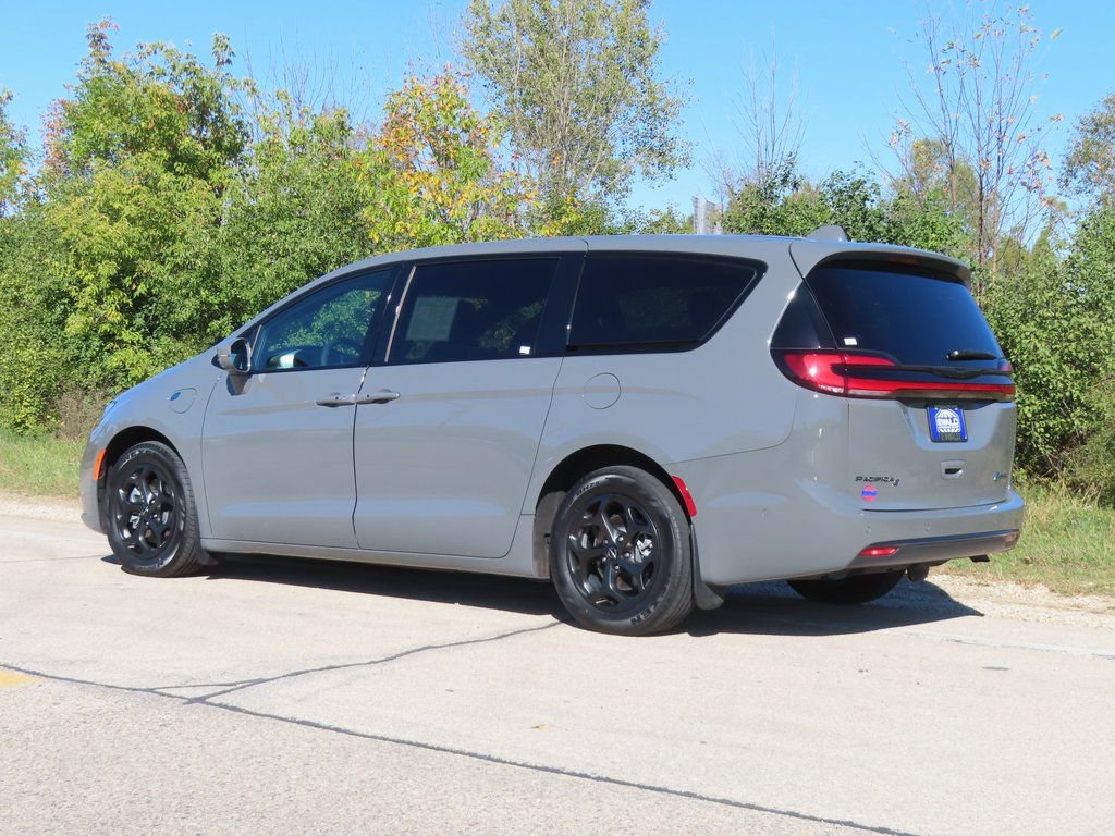 Certified 2022 Chrysler Pacifica Limited w/ S Appearance Package image 34