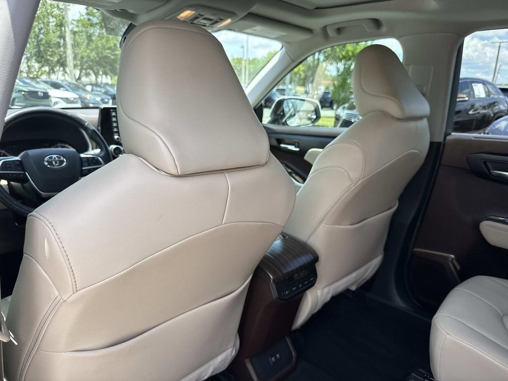 Used 2021 Toyota Highlander XLE FWD image 14