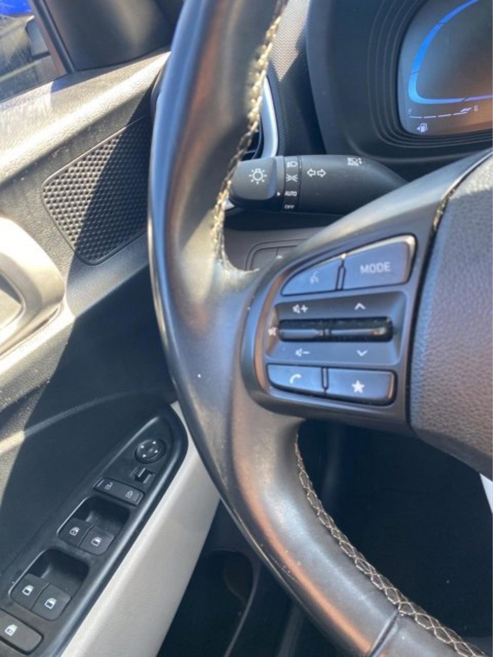 Used 2023 Hyundai Venue SEL image 18