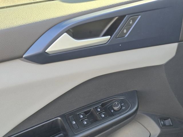 Used 2023 Volkswagen Taos SE w/ Panoramic Sunroof Package image 34