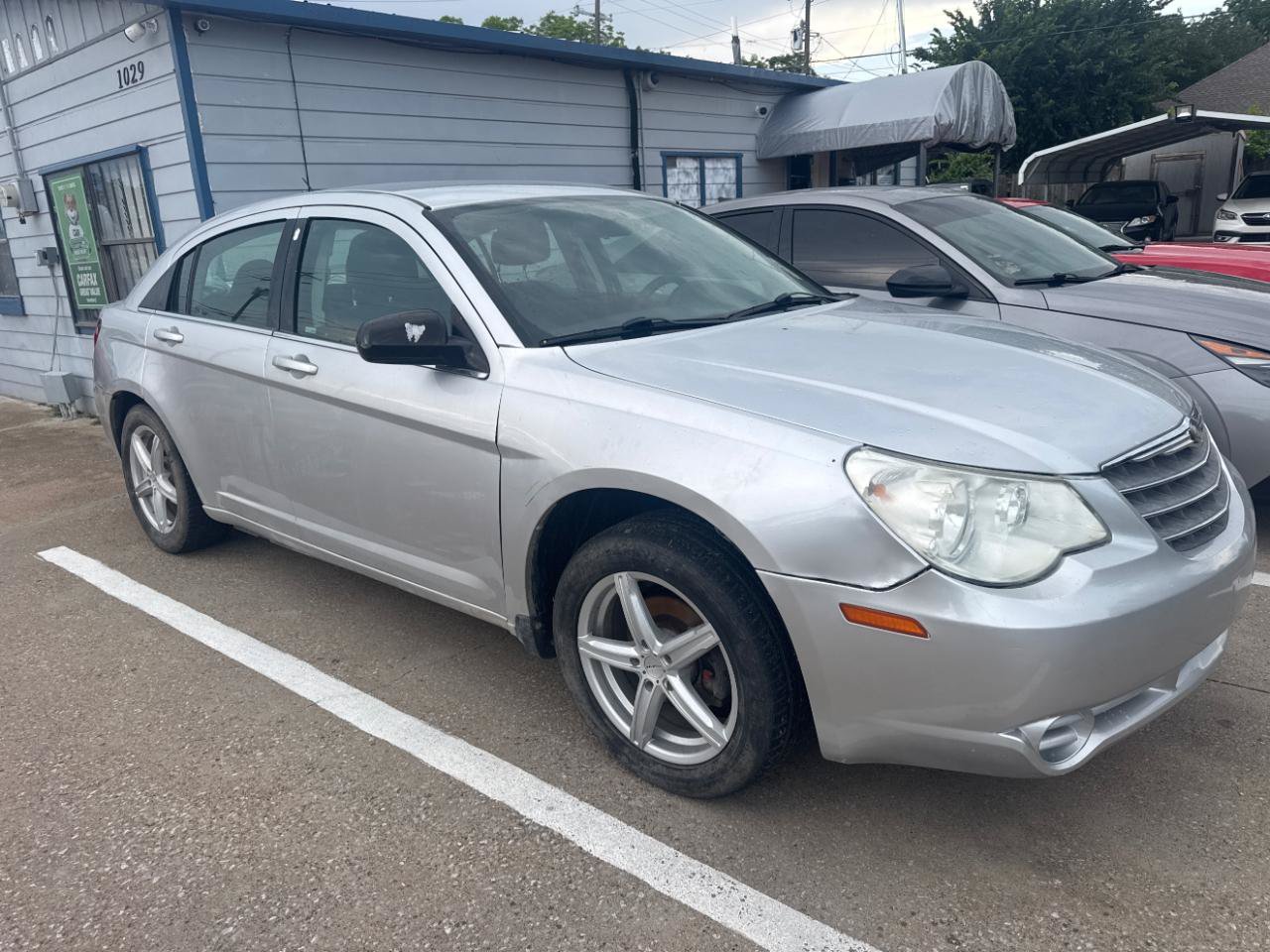 Used 2010 Chrysler Sebring Touring FWD image 3
