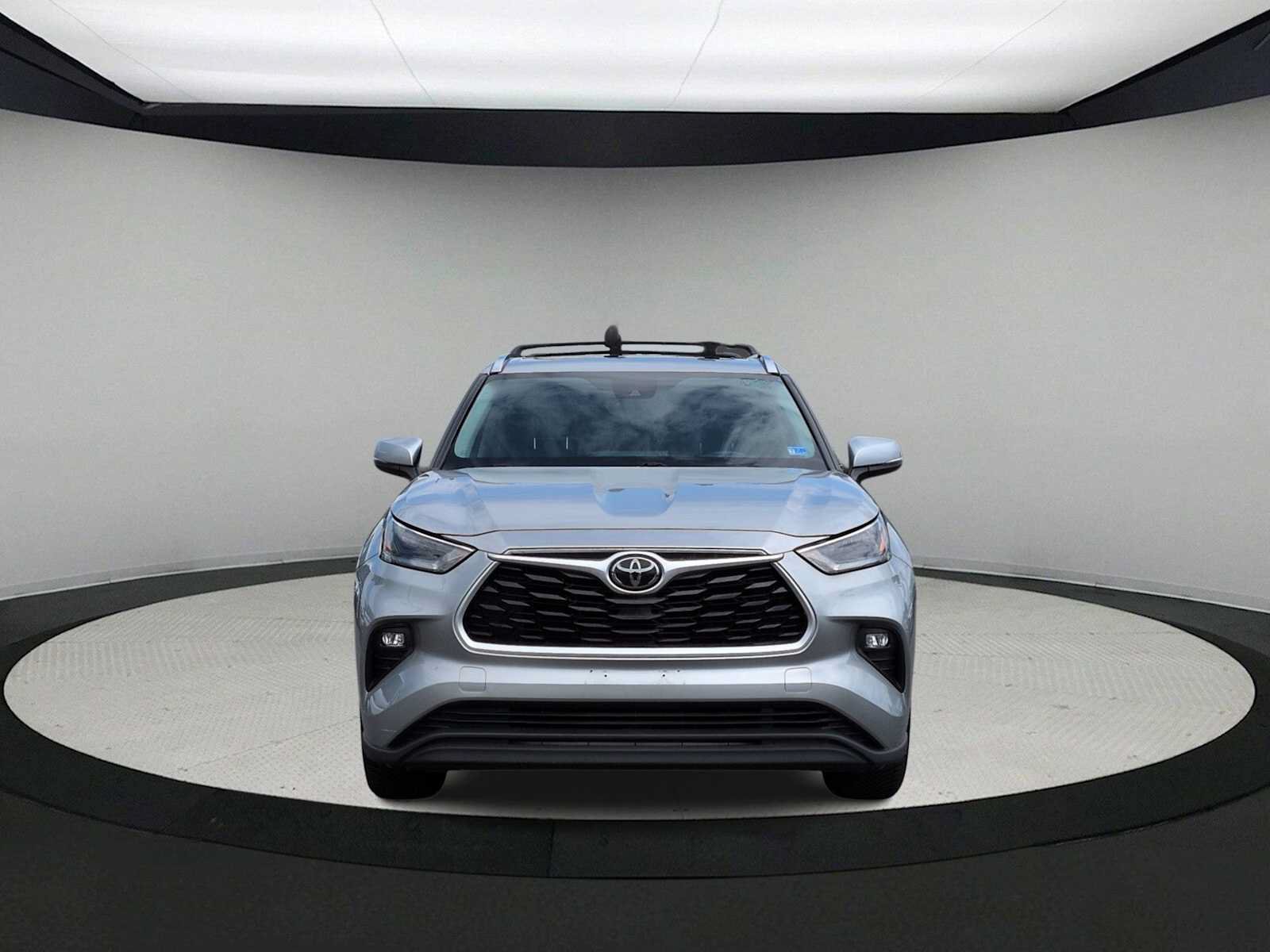 Used 2021 Toyota Highlander XLE FWD image 3