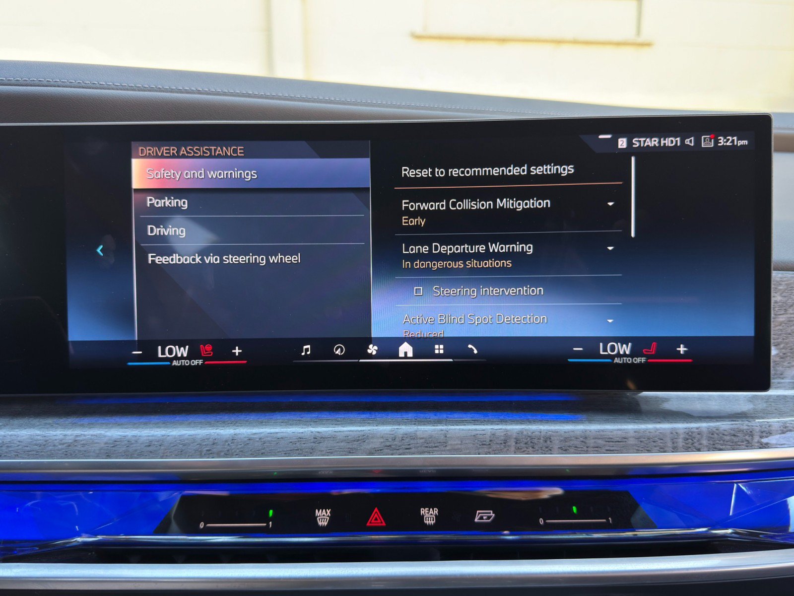 Used 2024 BMW 740i w/ Premium Package 2 RWD image 33