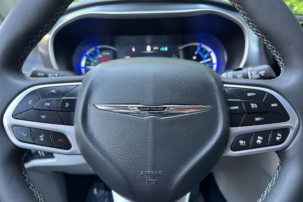 Used 2023 Chrysler Pacifica Touring-L image 23