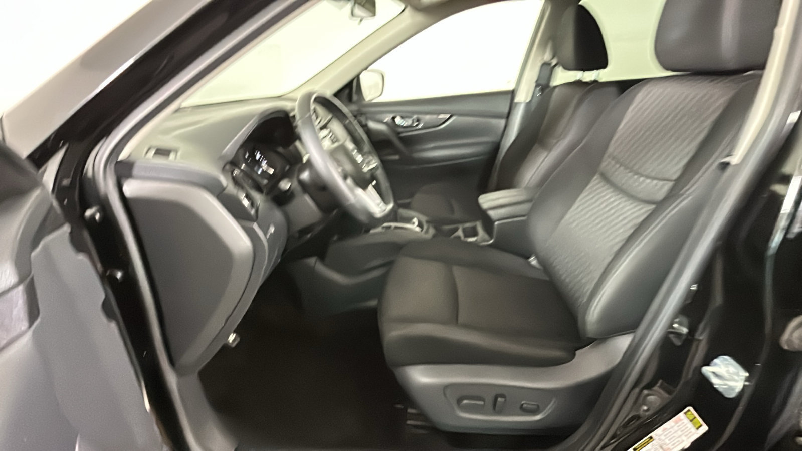 Used 2018 Nissan Rogue SV AWD/4WD image 13