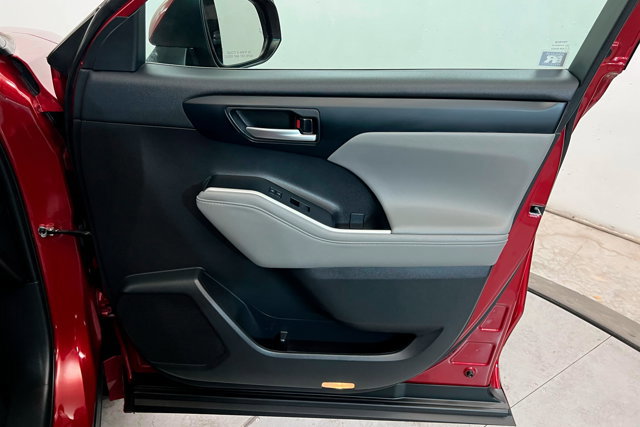 Used 2023 Toyota Highlander XLE image 24