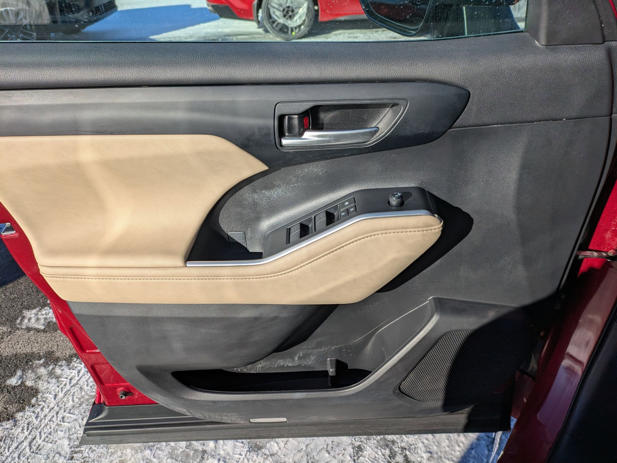 Used 2023 Toyota Highlander XLE image 6