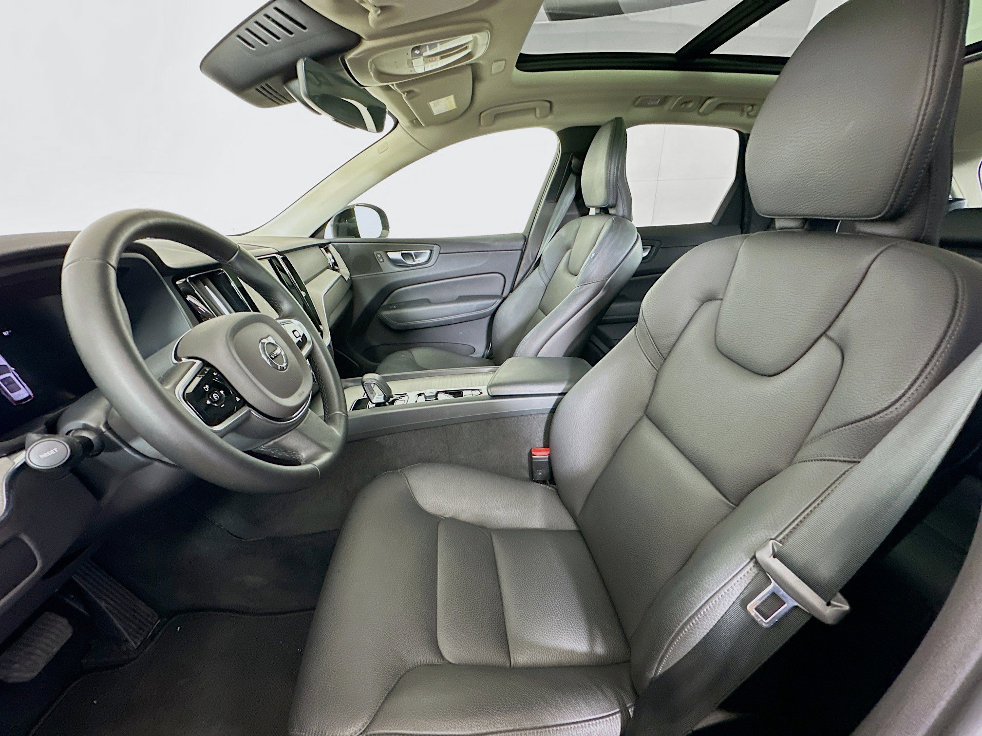 Used 2025 Volvo XC60 B5 Plus image 13