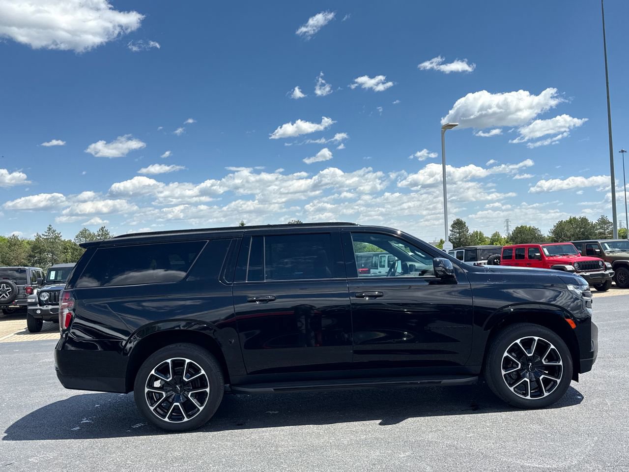 Used 2024 Chevrolet Suburban RST w/ Luxury Package AWD/4WD image 2