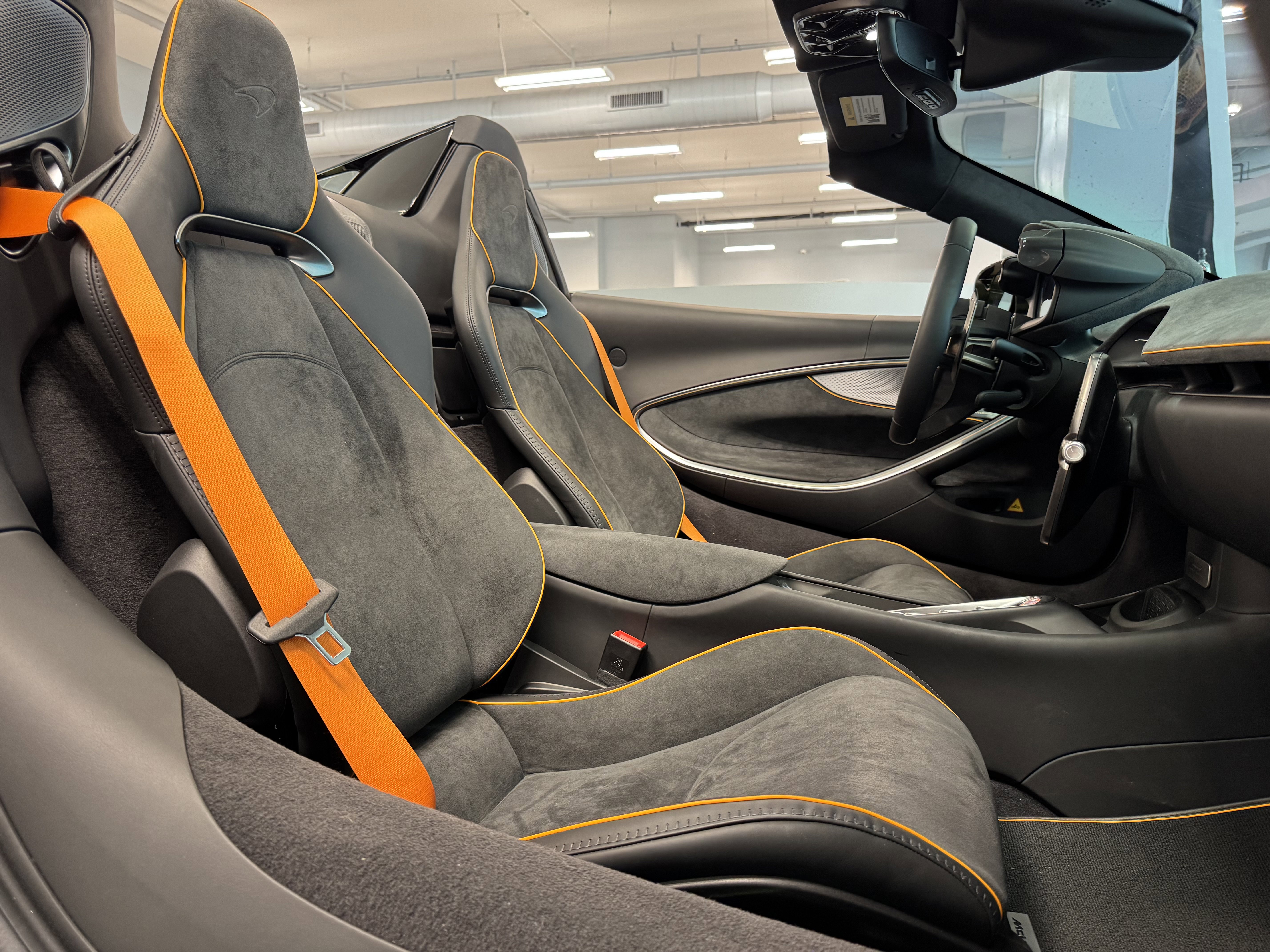 Used 2025 McLaren Artura Spider image 18