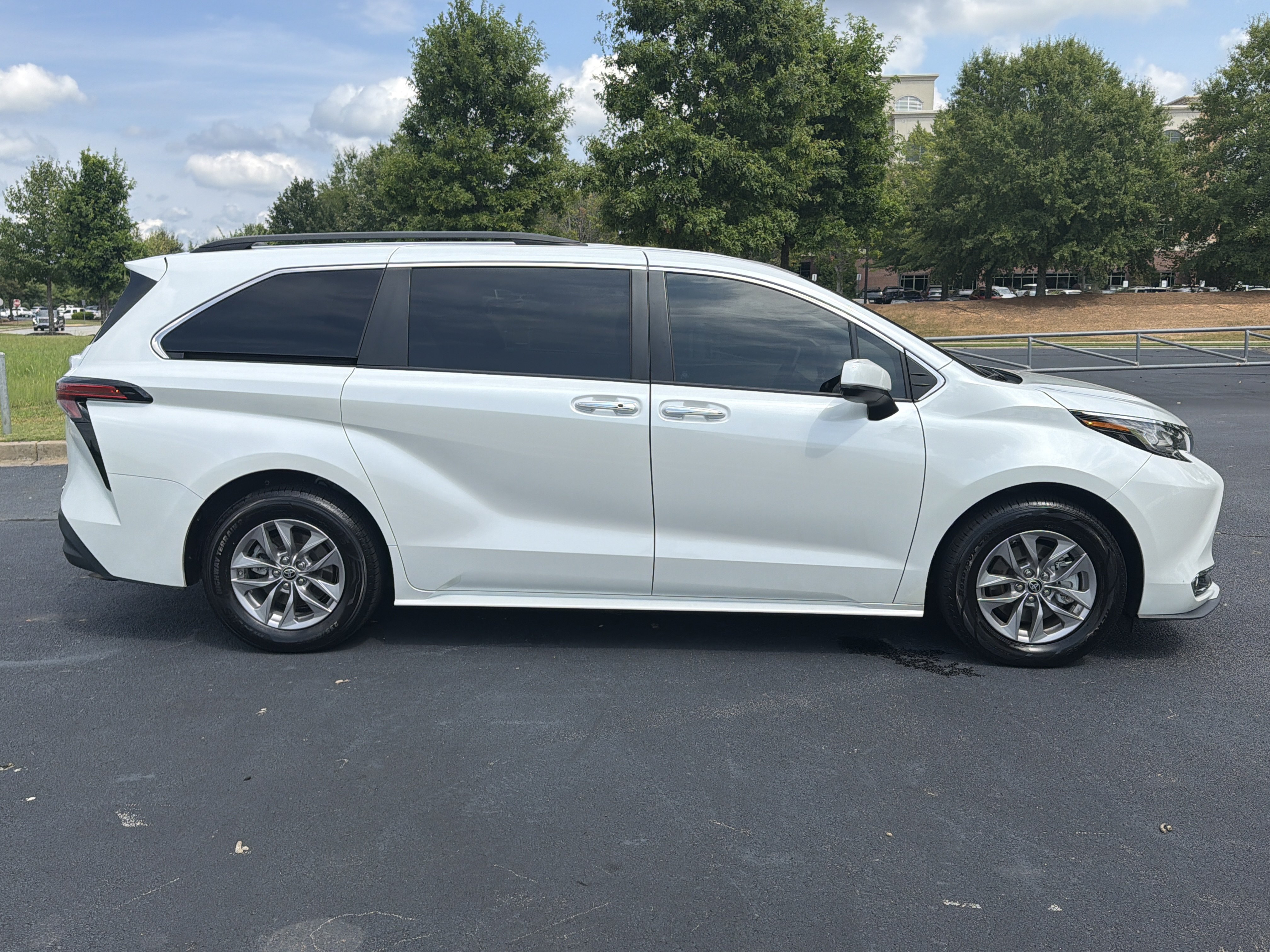 Used 2022 Toyota Sienna XLE FWD image 10