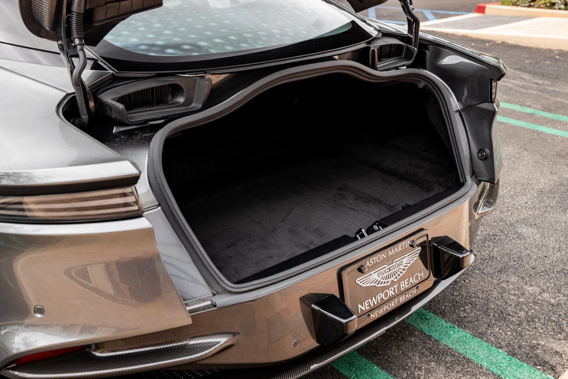Used 2019 Aston Martin DBS Superleggera RWD image 10