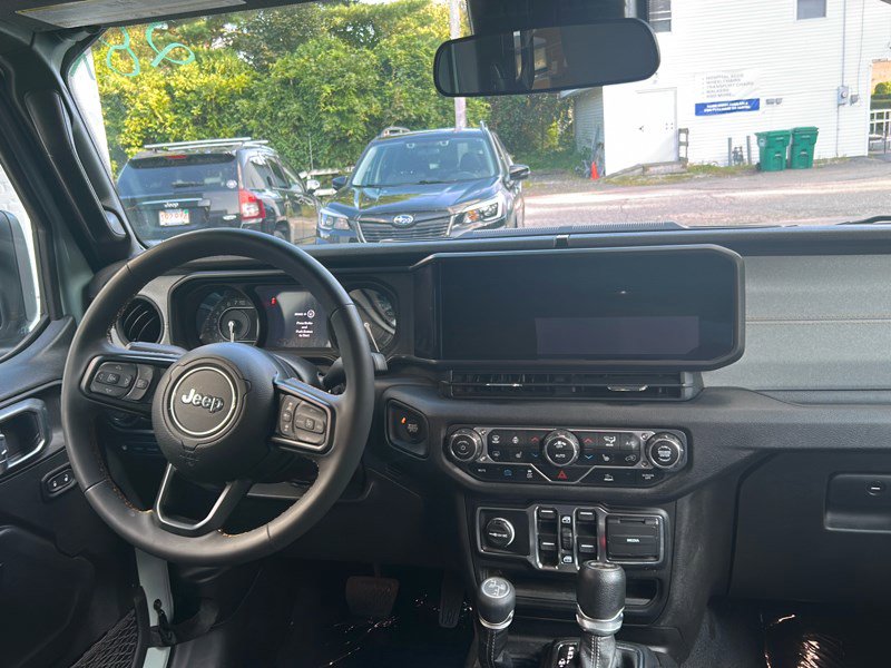 Used 2024 Jeep Wrangler Unlimited w/ Convenience Group image 10