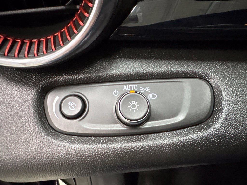 Used 2025 Chevrolet Trax RS w/ Sunroof Package FWD image 24