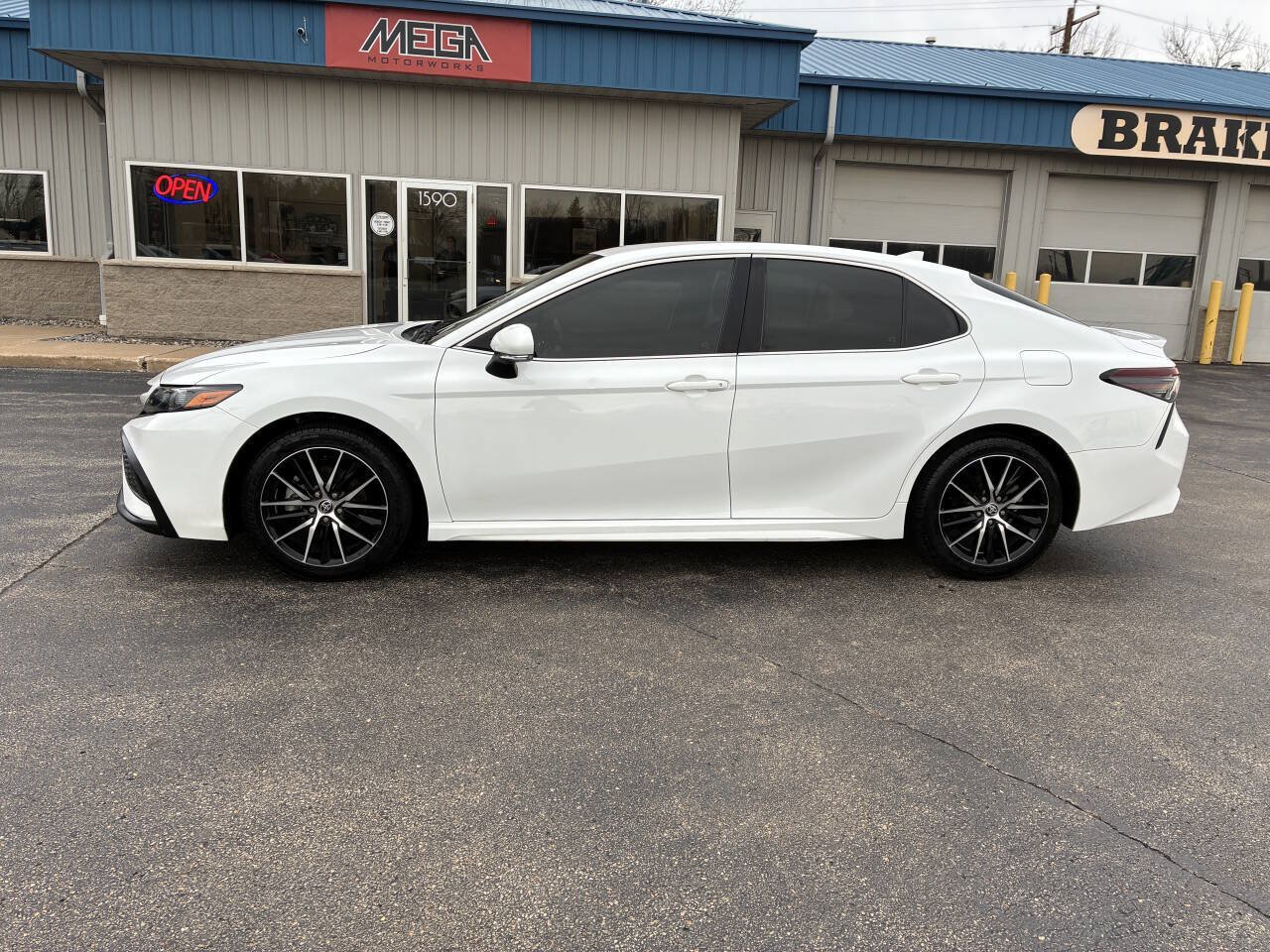 Used 2023 Toyota Camry SE FWD image 7