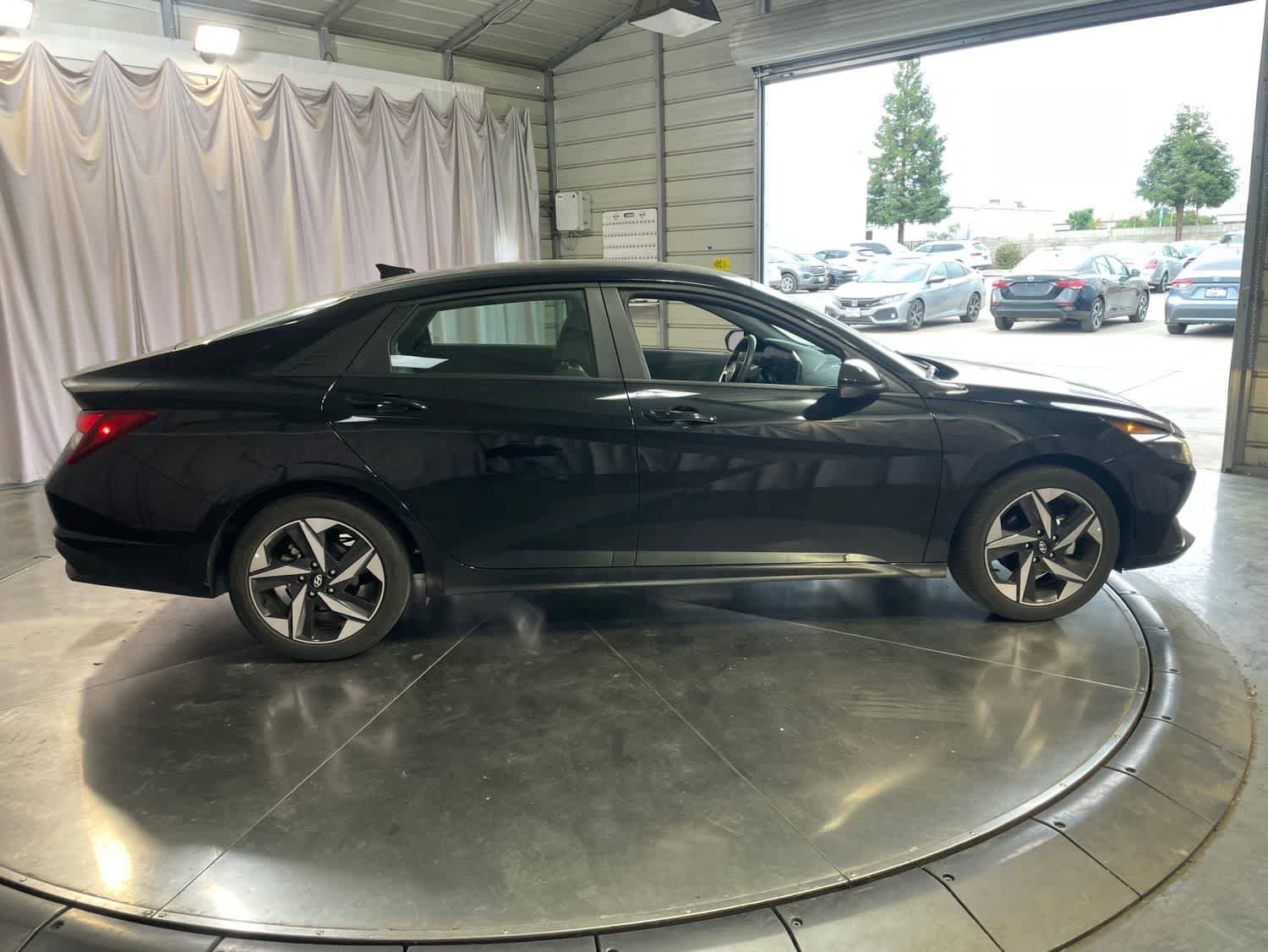 Used 2023 Hyundai Elantra SEL w/ Convenience Package FWD image 4