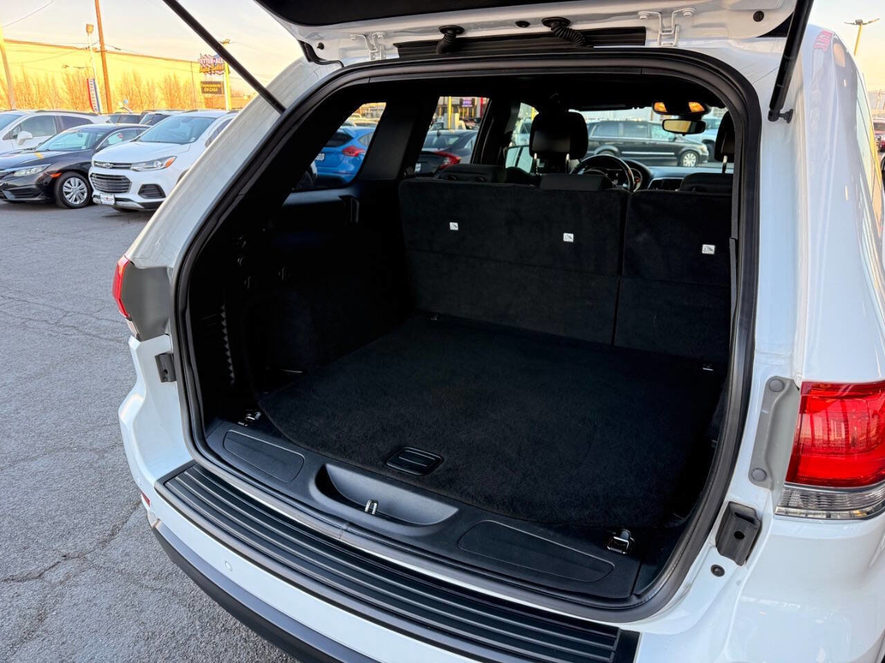 Used 2017 Jeep Grand Cherokee Laredo RWD image 7