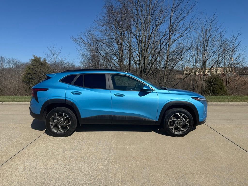 Used 2025 Chevrolet Trax LT image 2