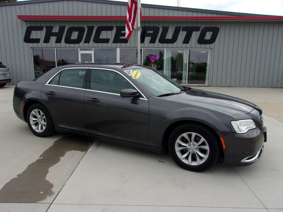 Used 2019 Chrysler 300 Touring image 2