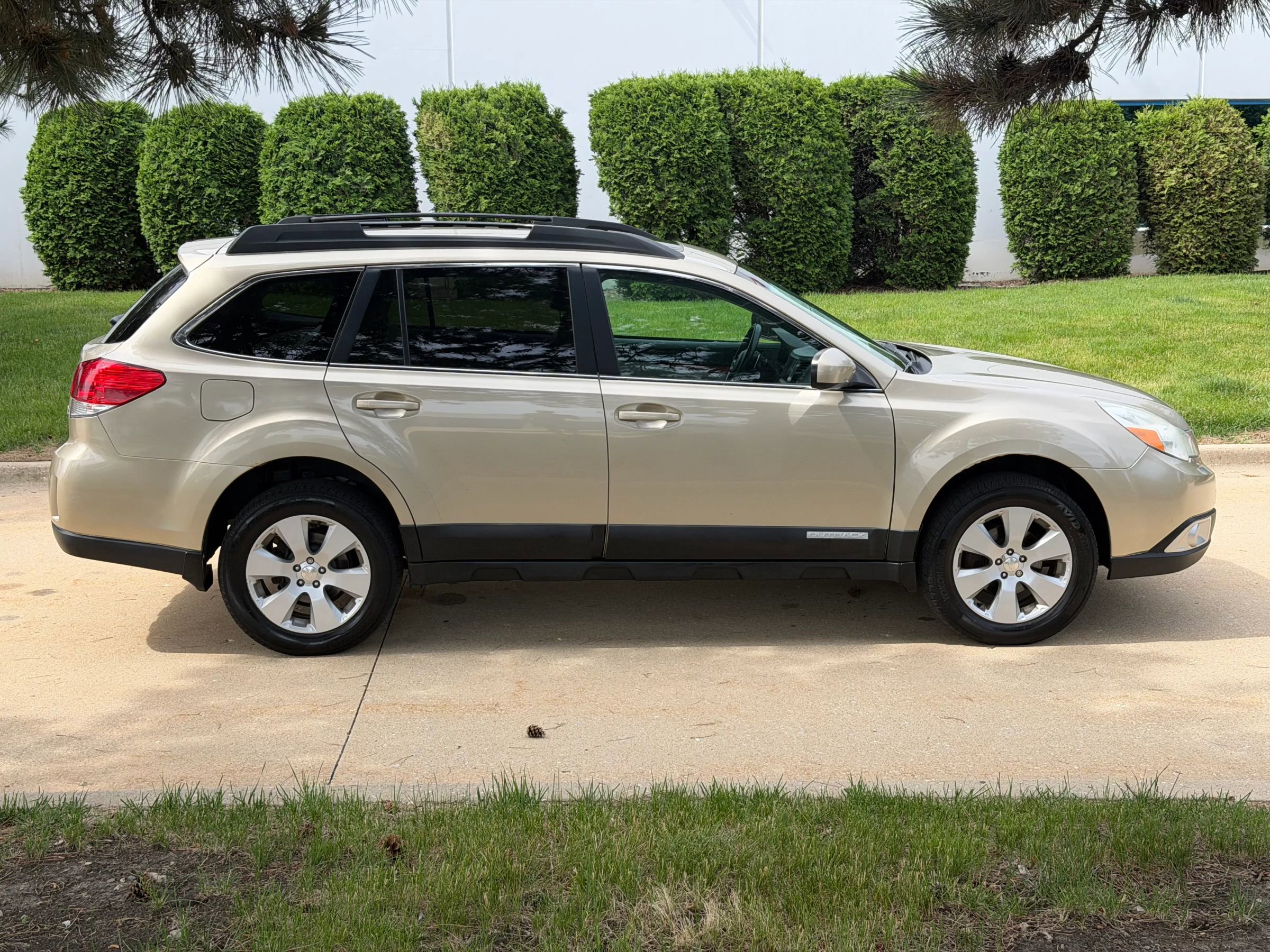 Used 2010 Subaru Outback 2.5i Limited AWD/4WD image 4