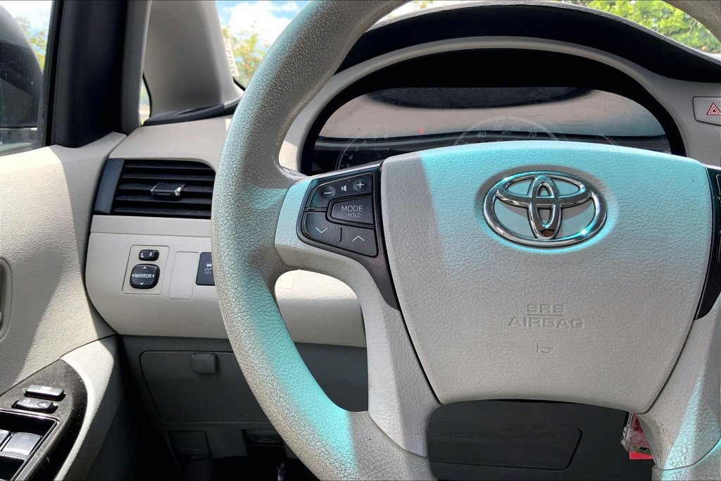 Used 2014 Toyota Sienna LE FWD image 16