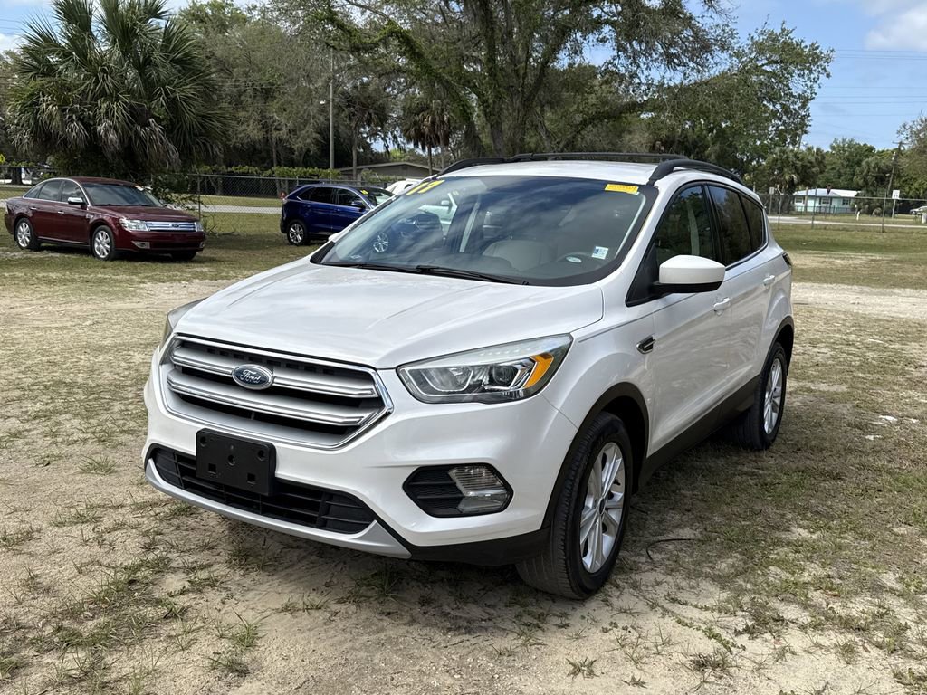 Used 2017 Ford Escape SE w/ Equipment Group 201A FWD image 2