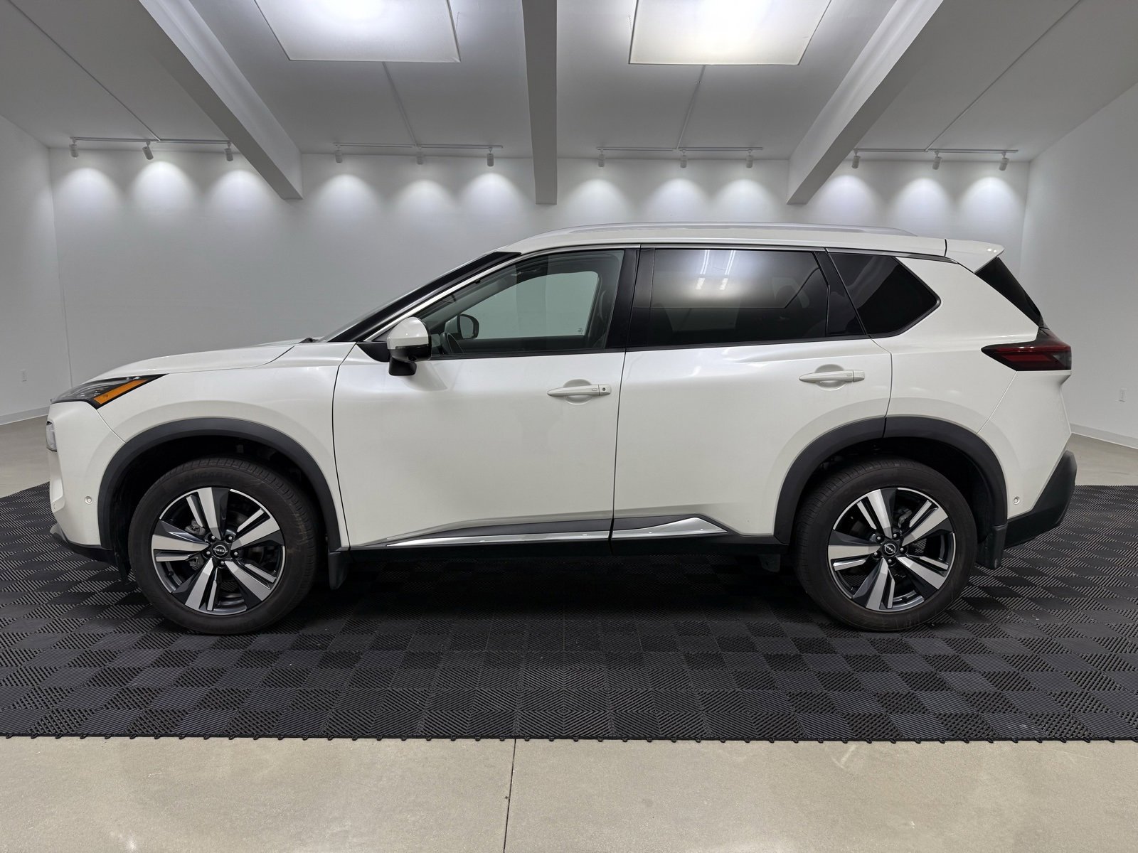 Used 2022 Nissan Rogue SL w/ SL Premium Package image 5
